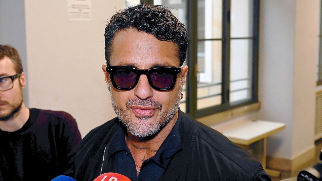 Falsissimo sbarca a teatro mentre i tribunali incombono: Corona rilancia la sfida a Mediaset