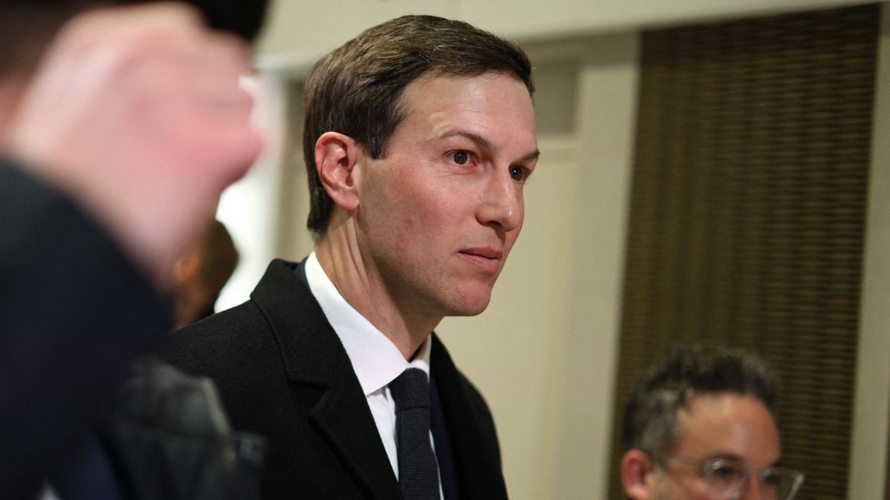 La telefonata intercettata, il nome cancellato e il “pettegolezzo” su Kushner: perché la bomba sul tavolo di Tulsi Gabbard è un caso politico