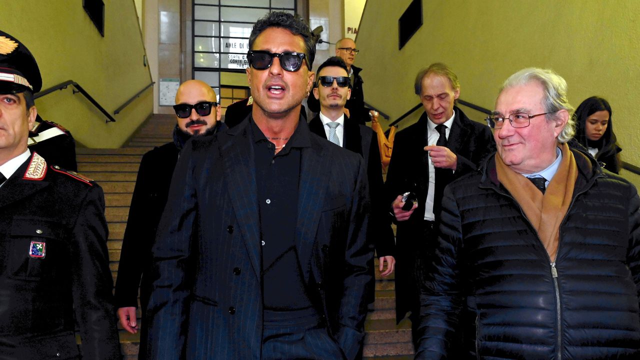 Profili social rimossi, video spariti e scontro legale: il caso Corona–Mediaset diventa una battaglia sul controllo della parola online