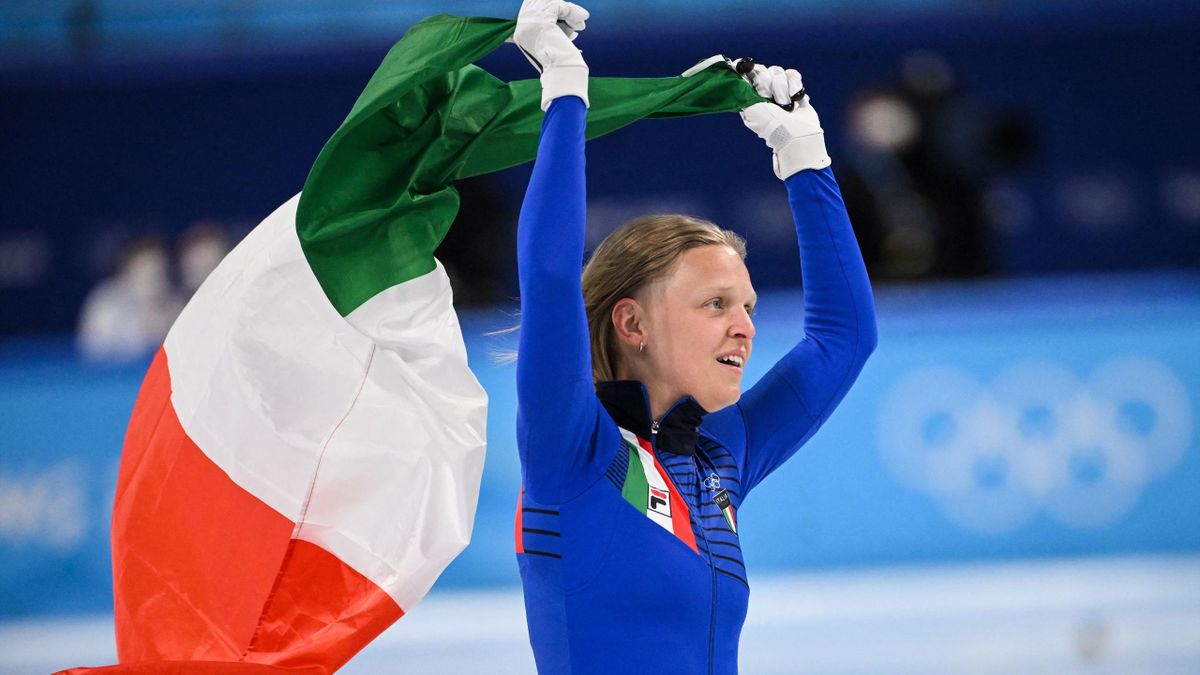 Arianna Fontana entra nella leggenda: oro olimpico nella staffetta mista, l’Italia vola sul ghiaccio di Milano