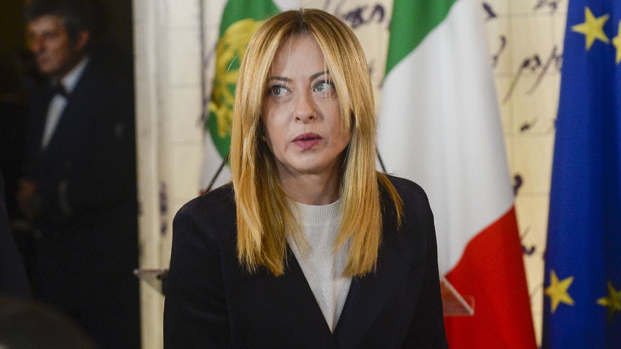 Meloni ad Addis Abeba per il vertice Italia-Africa mentre a Monaco si riuniscono i leader sulla sicurezza: la scelta che pesa