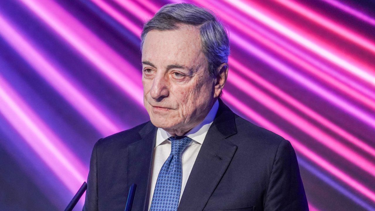 Draghi avverte l’Europa: “Quadro economico deteriorato, servono investimenti ora”. E apre all’ipotesi di cooperazioni rafforzate