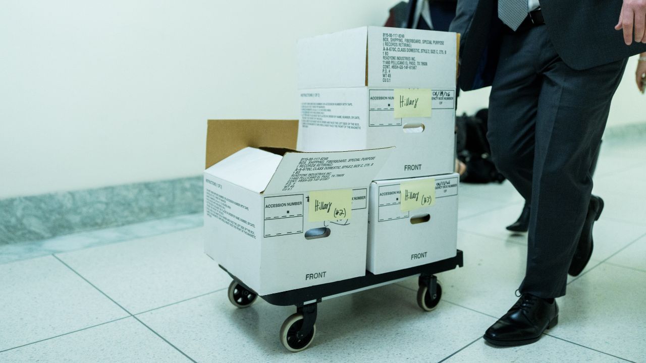 Negli Epstein Files nomi e immagini delle vittime non censurati: il Dipartimento di Giustizia corre ai ripari. E riaffiora il mistero del figlio segreto