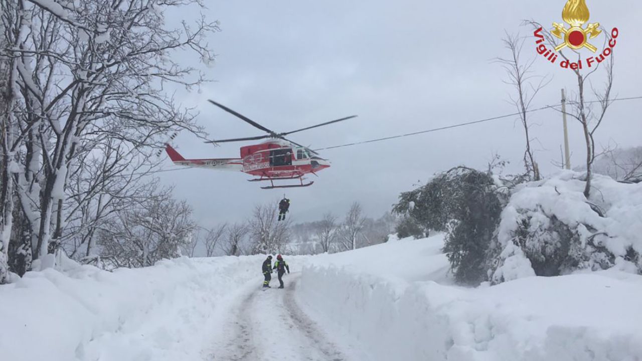 Rigopiano, condannati i funzionari e assolti i vertici: perché alla fine pagano sempre “quelli di mezzo” per 29 morti che “si potevano e si dovevano salvare”