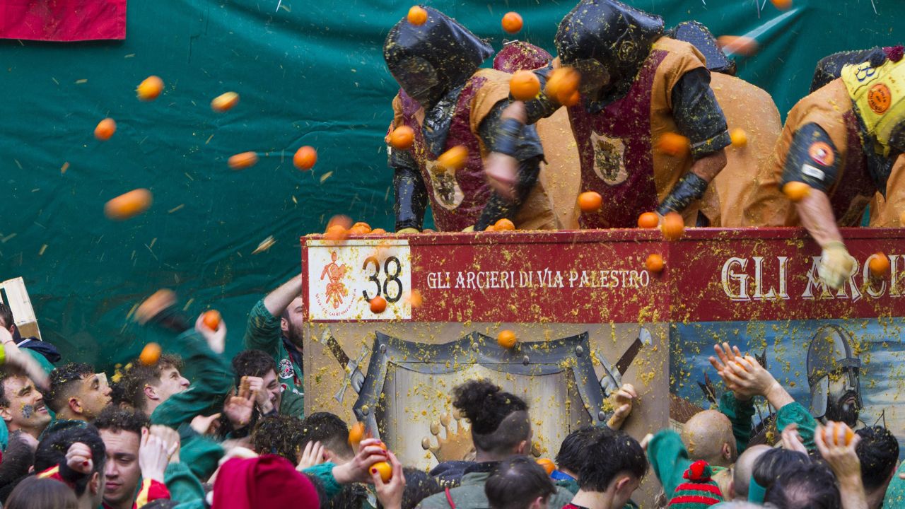 Ivrea e la festa di carnevale a colpi di arancia: 138 contusi, pronto soccorso sommerso. Tradizione, sì… ma chi ve lo fa fare?