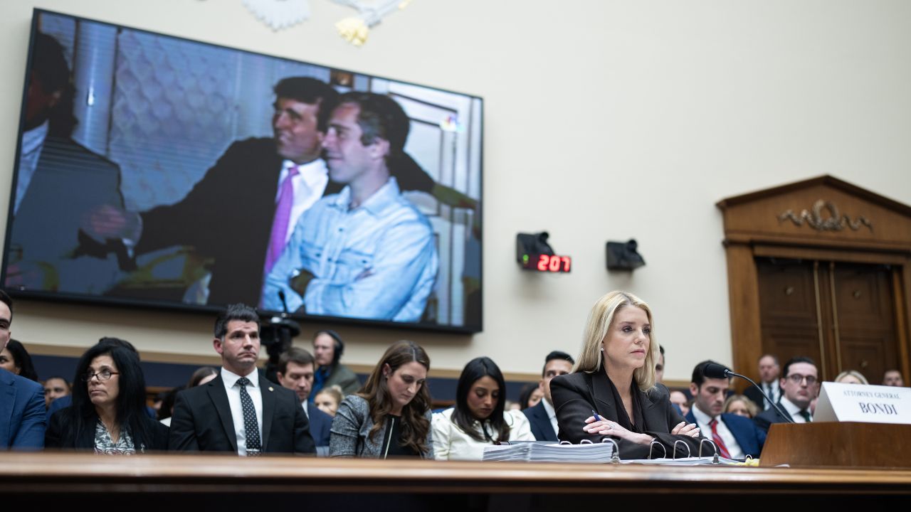 Gli Epstein Files scuotono il mondo, ma portare qualcuno in tribunale sarà un incubo