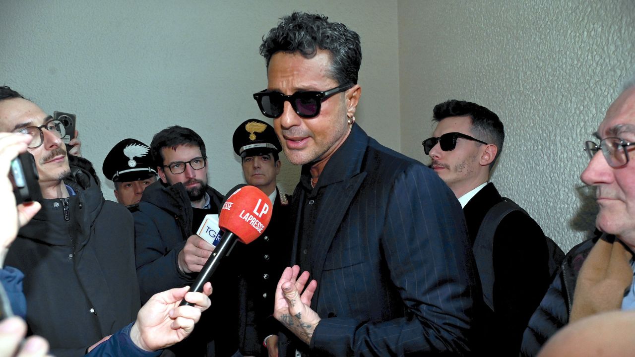 Bari, Corona in Fiera come una rockstar: «E voi l’avete fatto il provino al Grande Fratello?»