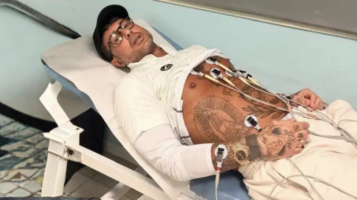 Ricovero con la pressione alle stelle, Corona dal pronto soccorso attacca: «Sono le macumbe di Signorini»