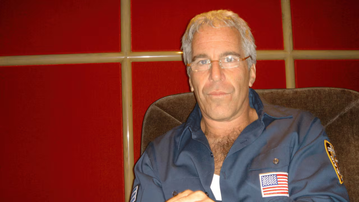 Jeffrey Epstein, il mistero si riapre: un uomo in arancione davanti alla cella prima della morte